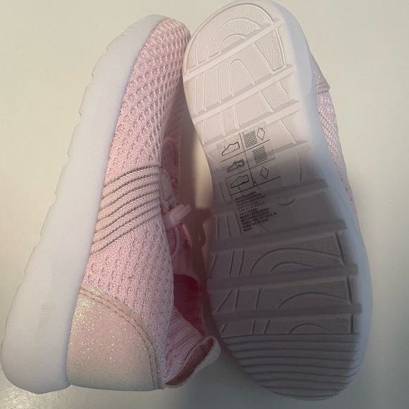 NWT sneakers for toddler girl - no lace, easy to put on-off - Picture 4 of 4